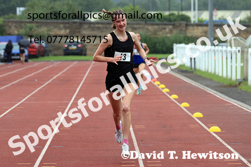 Girls 1500 metres, 2025 Northumberland Schools Track and Fields, Wentworth, Hexham. Photo: David T. Hewitson/Sports for All Pics